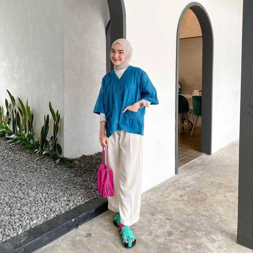 OOTD dengan celana putih (Instagram.com/karinasantii)