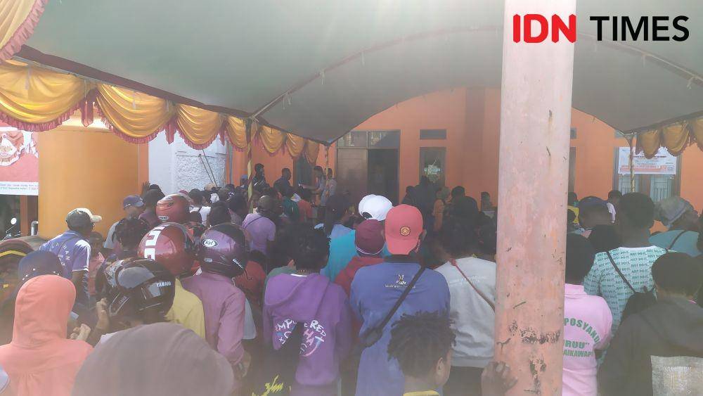 Warga yang mengantre untuk mendapatkan BLT BBM, IDN Times/ Ricky Lodar