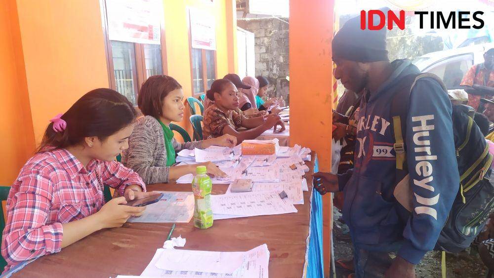 Seorang warga saat menerima BLT BBM, IDN Times/ Ricky Lodar