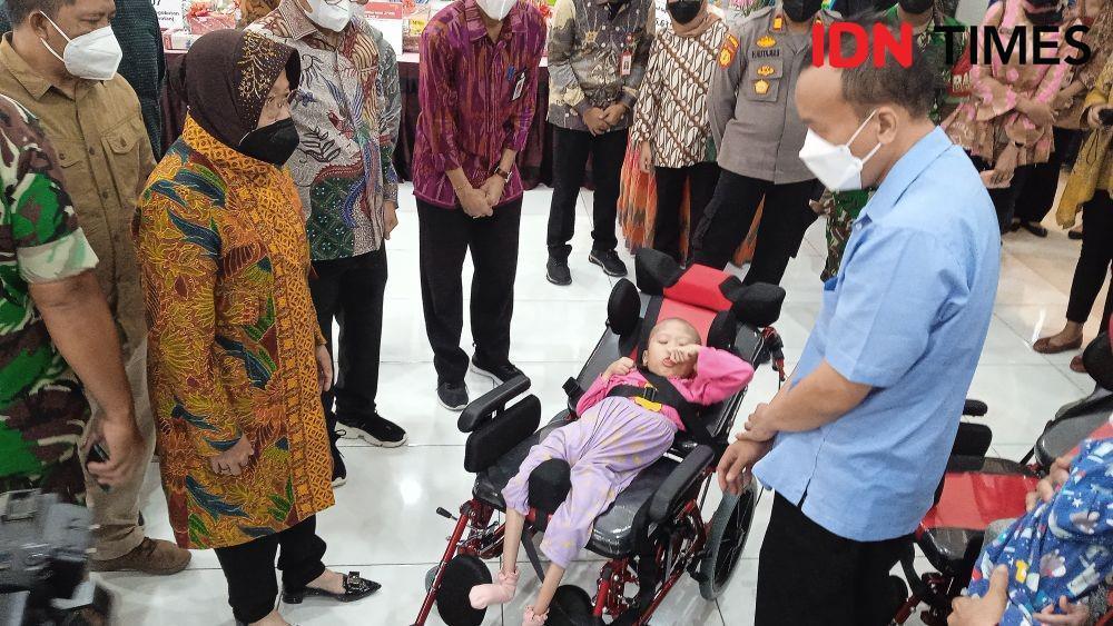 Risma Serahkan Bantuan untuk 3 Anak Penderita Cerebral Palsy di Bekasi