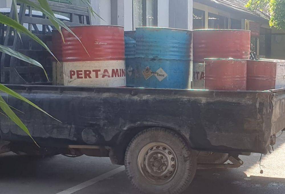 Gudang penyimpanan BBM bersubsidi di Tuban digrebek polisi. IDN Times/Imron