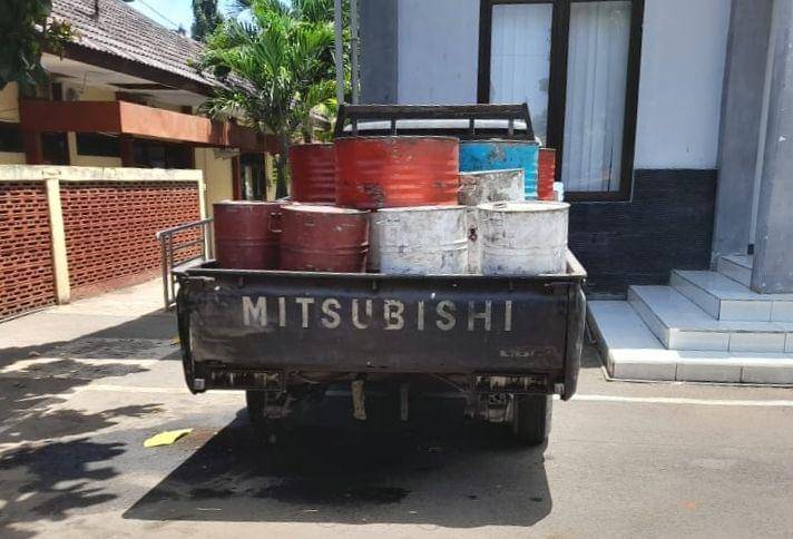 Gudang penyimpanan BBM bersubsidi di Tuban digrebek polisi. IDN Times/Imron