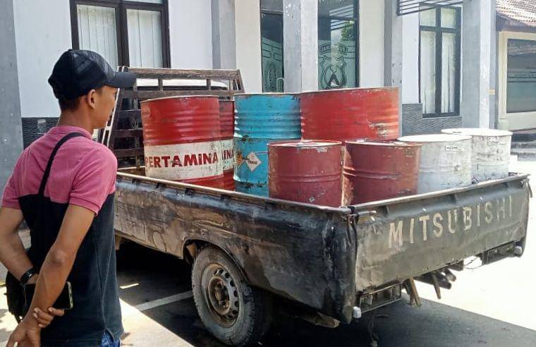 Gudang penyimpanan BBM bersubsidi di Tuban digrebek polisi. IDN Times/Imron