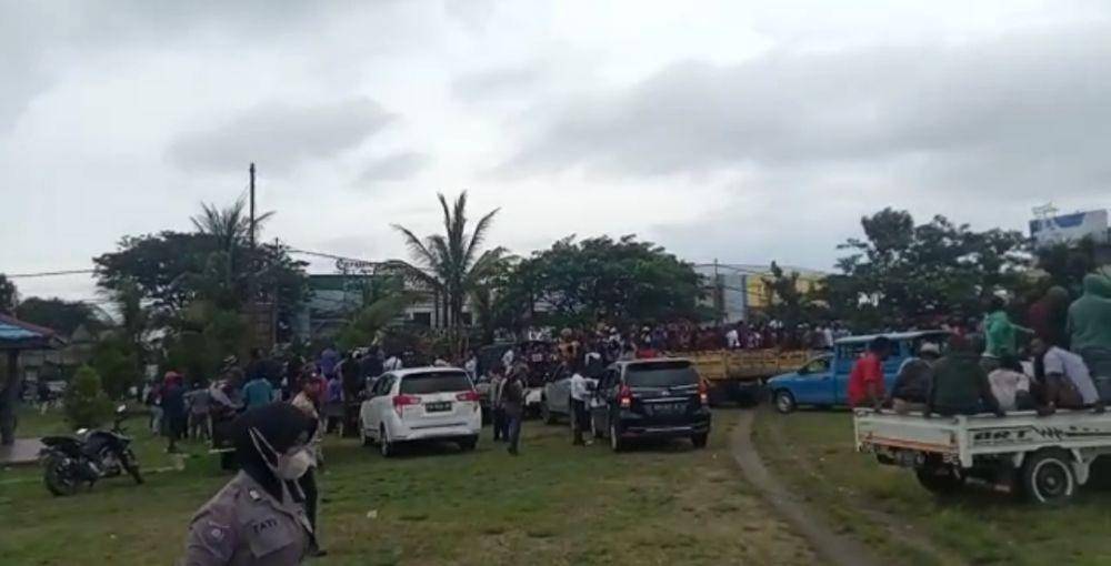 Ratusan massa aksi demo saat menaiki mobil, IDN Times/ Istimewa