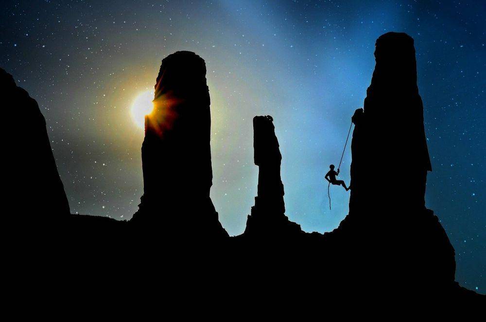 ilustrasi mendaki gunung (pixabay.com/cocoparisienne)