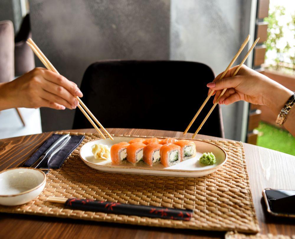 ilustrasi orang makan salmon (pexel.com/eliftekkaya)