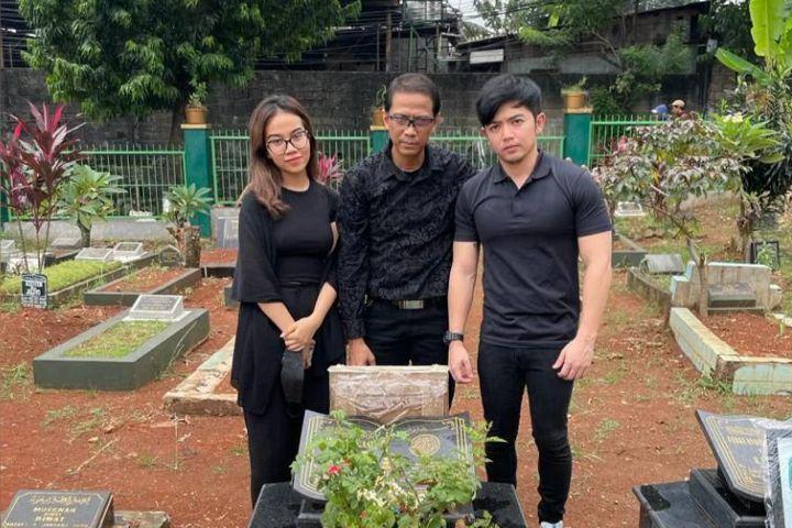 10 Momen Nicky Tirta Ziarah ke Makam Vanessa, Ditemani Dody dan Mayang