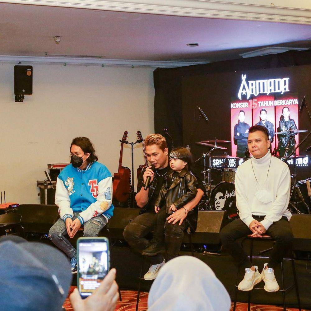potret band Armada (instagram.com/monicaimas)