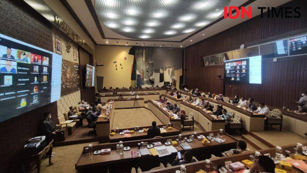 Komisi II Dewan Perwakilan Rakyat Republik Indonesia (DPR RI) menggelar Rapat Dengar Pendapat (RDP) dengan Komisi Pemilihan Umum (KPU) dan Badan Pengawas Pemilu (Bawaslu). (IDN Times/Yosafat Diva Bayu Wisesa)