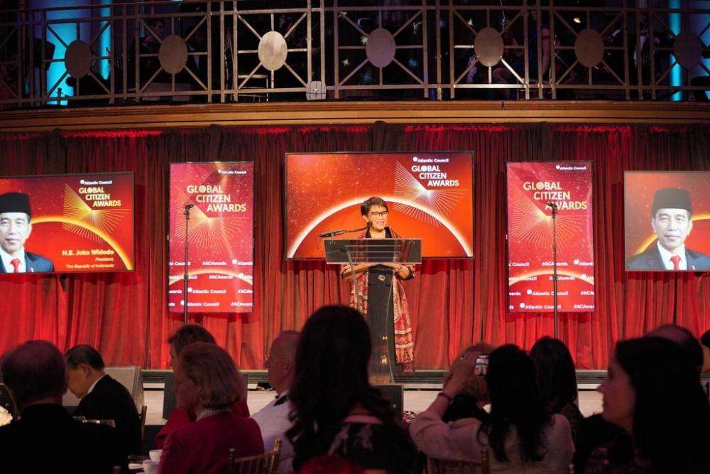 Presiden RI Joko Widodo terima penghargaan Global Citizen Award dari Atlantic Council Amerika Serikat. (dok. Kemlu RI)