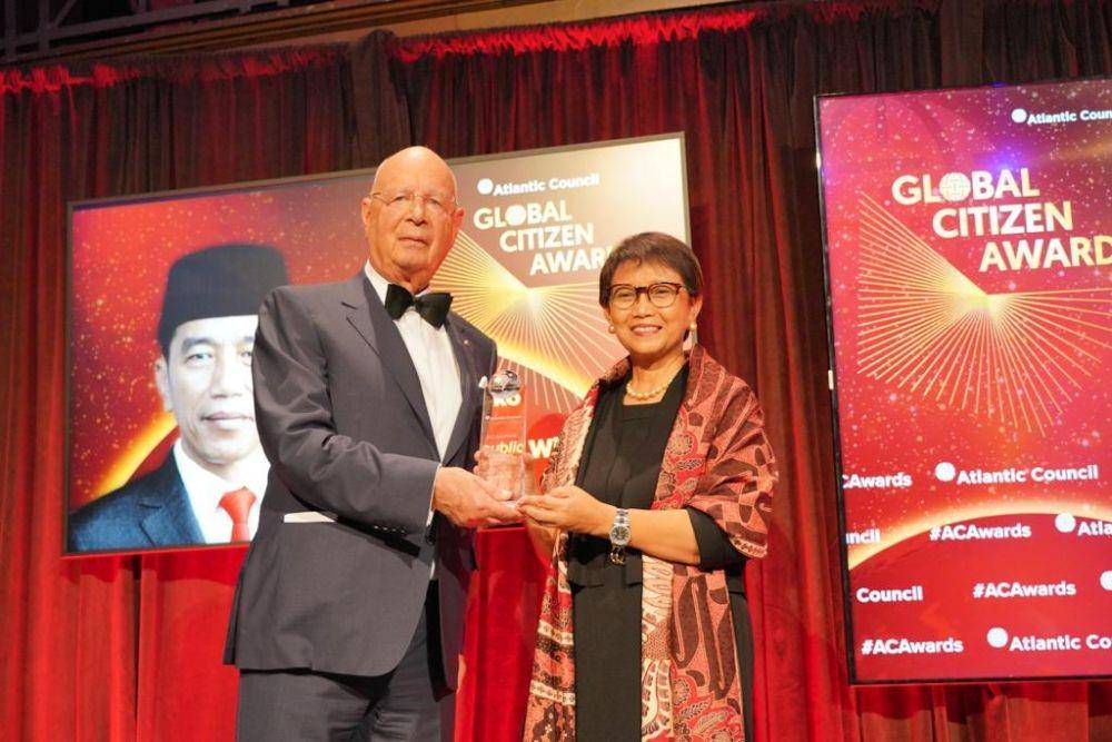 Presiden RI Joko Widodo terima penghargaan Global Citizen Award dari Atlantic Council Amerika Serikat. (dok. Kemlu RI)
