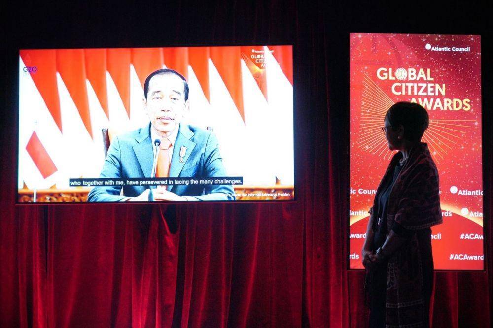 Presiden RI Joko Widodo terima penghargaan Global Citizen Award dari Atlantic Council Amerika Serikat. (dok. Kemlu RI)