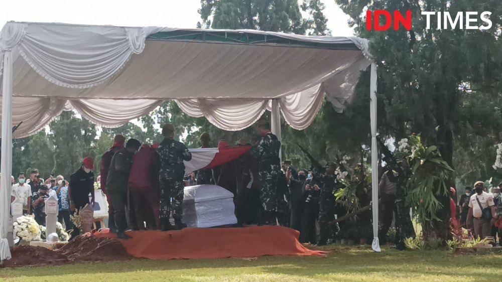 Prosesi Pemakaman Jenazah Ketua Dewan Pers Azyumardi Azra di Taman Makam Pahlawan Kalibata, Selasa (20/9/2022). (IDN Times/Dini Suciatiningrum)