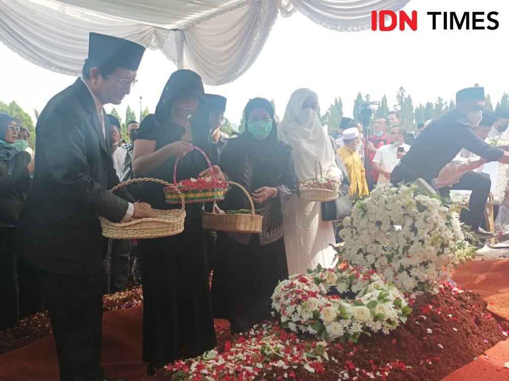 Imam Besar Istiqlal Pimpin Doa Pemakaman Azyumardi di TMP Kalibata