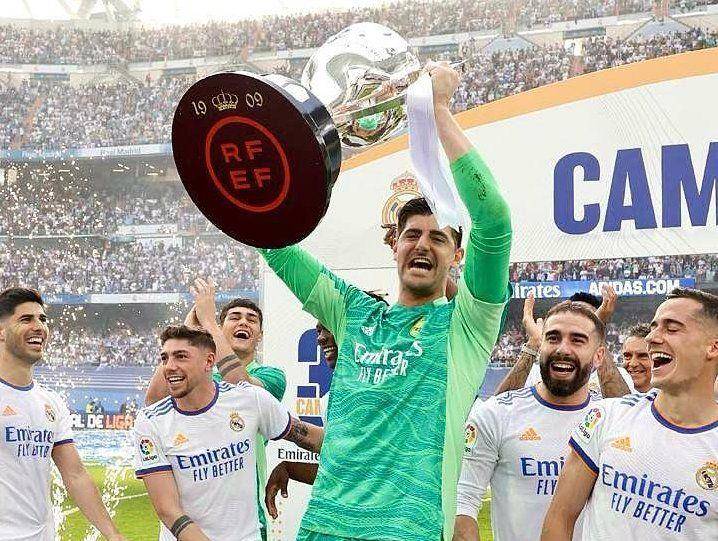 Thibaut Courtois mengangkat trofi LaLiga 2021/2022. (instagram.com/thibautcourtois)
