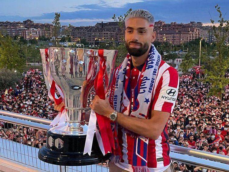 Yannick Carrasco mengangkat trofi LaLiga 2020/2021. (instagram.com/yannickferreiracarrasco)
