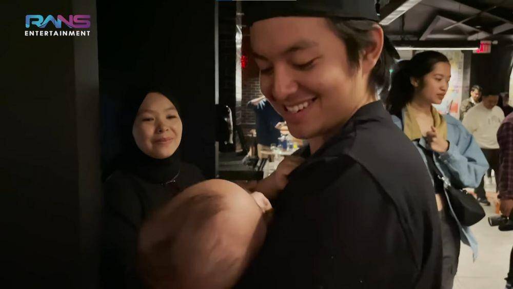 Angga Yunanda gendong Rayyanza (YouTube.com/Rans Entertainment/)