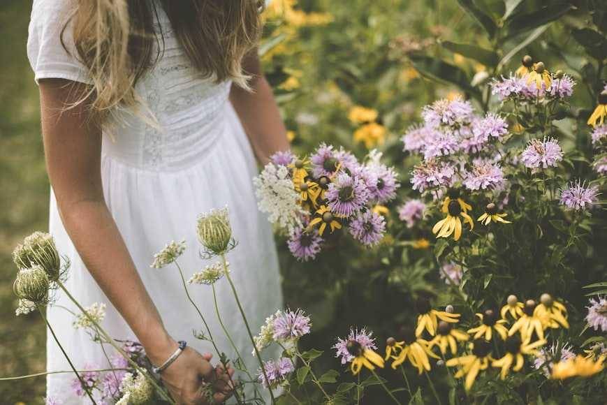 potret wanita dengan berbagai macam bunga (unsplash.com/Samantha Gades)