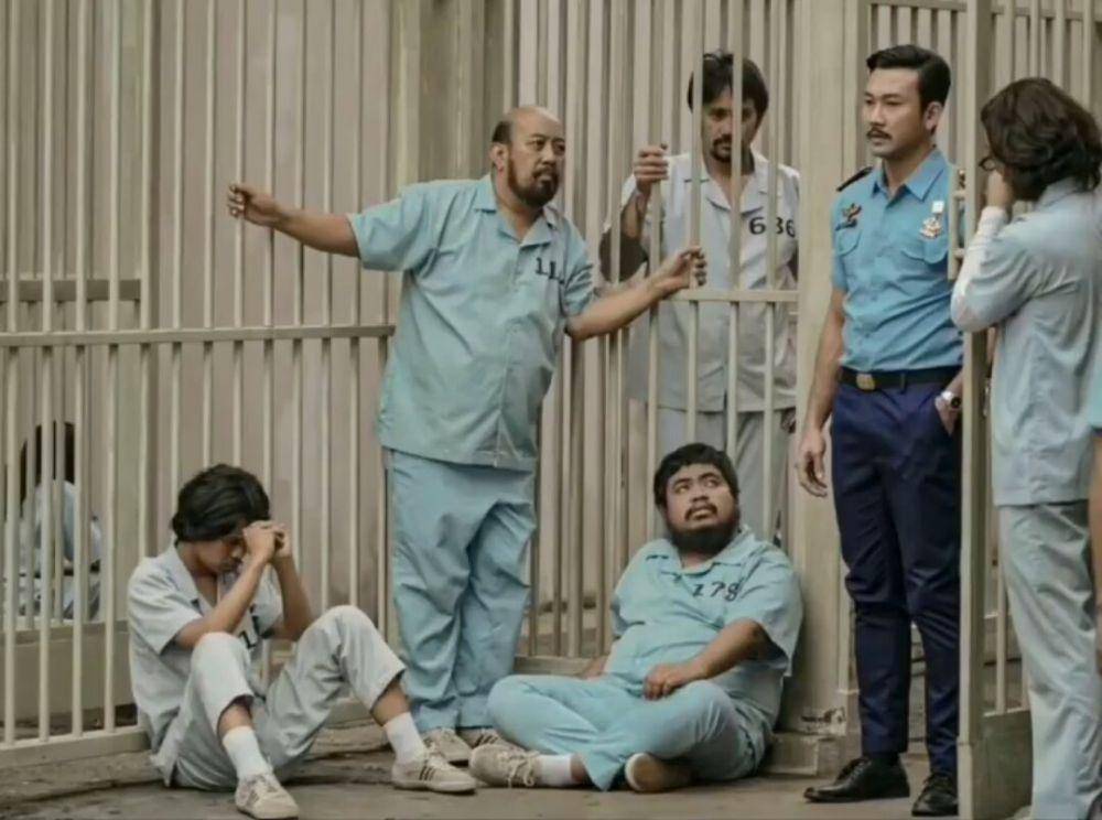 Denny Sumargo berseragam sipir (instagram.com/miracleincellno7movie)