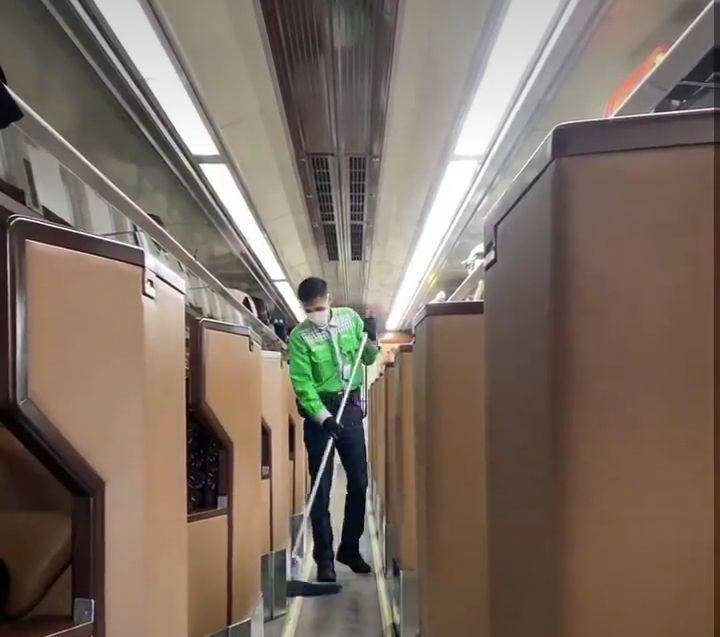 Petugas on Trip Cleaning (instagram.com/kai121_)