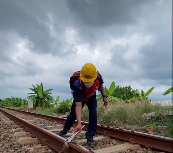 Petugas Pemeriksa Jalur (instagram.com/kai121_)