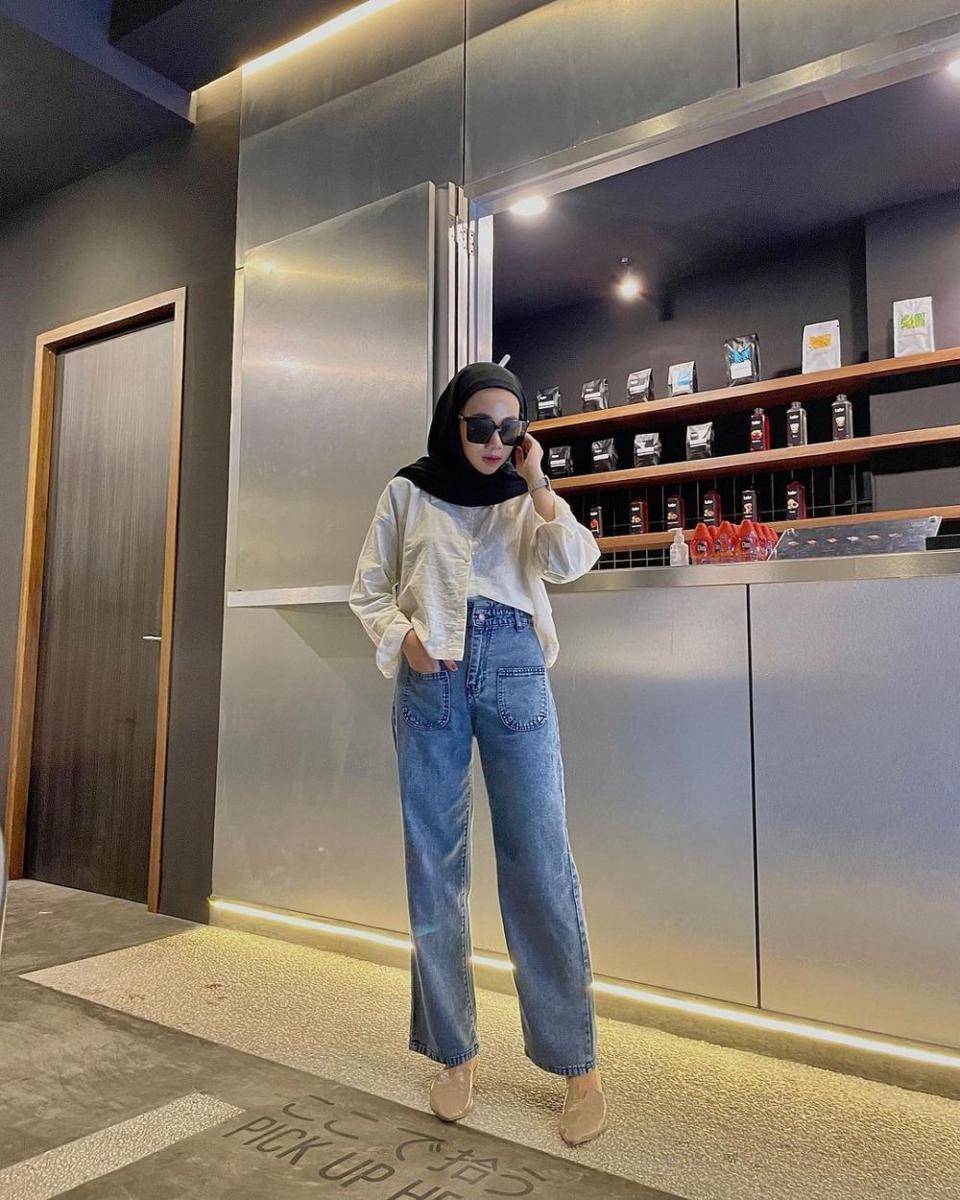outfit dengan bawahan jeans ala Dela Ayu (instagram.com/delaaayuu)