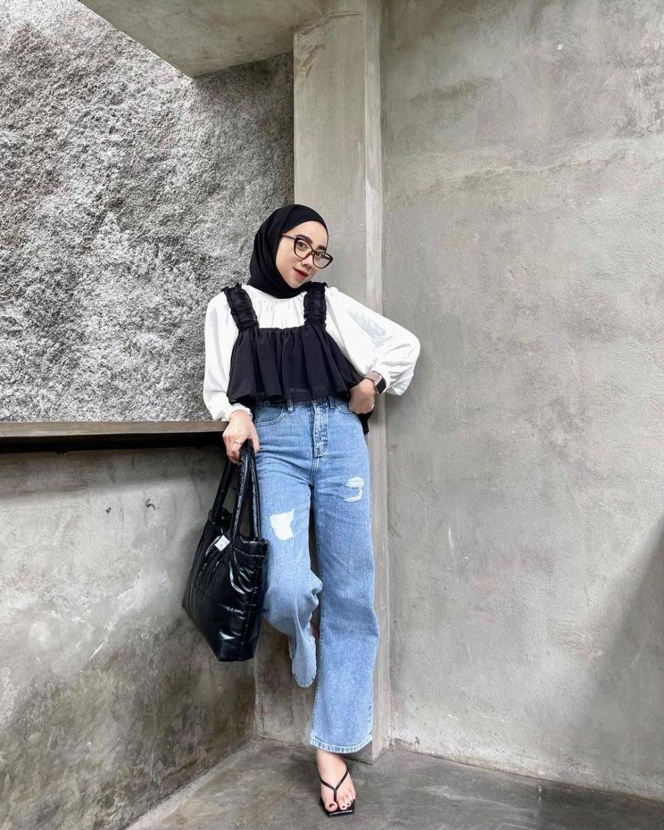 outfit dengan bawahan jeans ala Dela Ayu (instagram.com/delaaayuu)