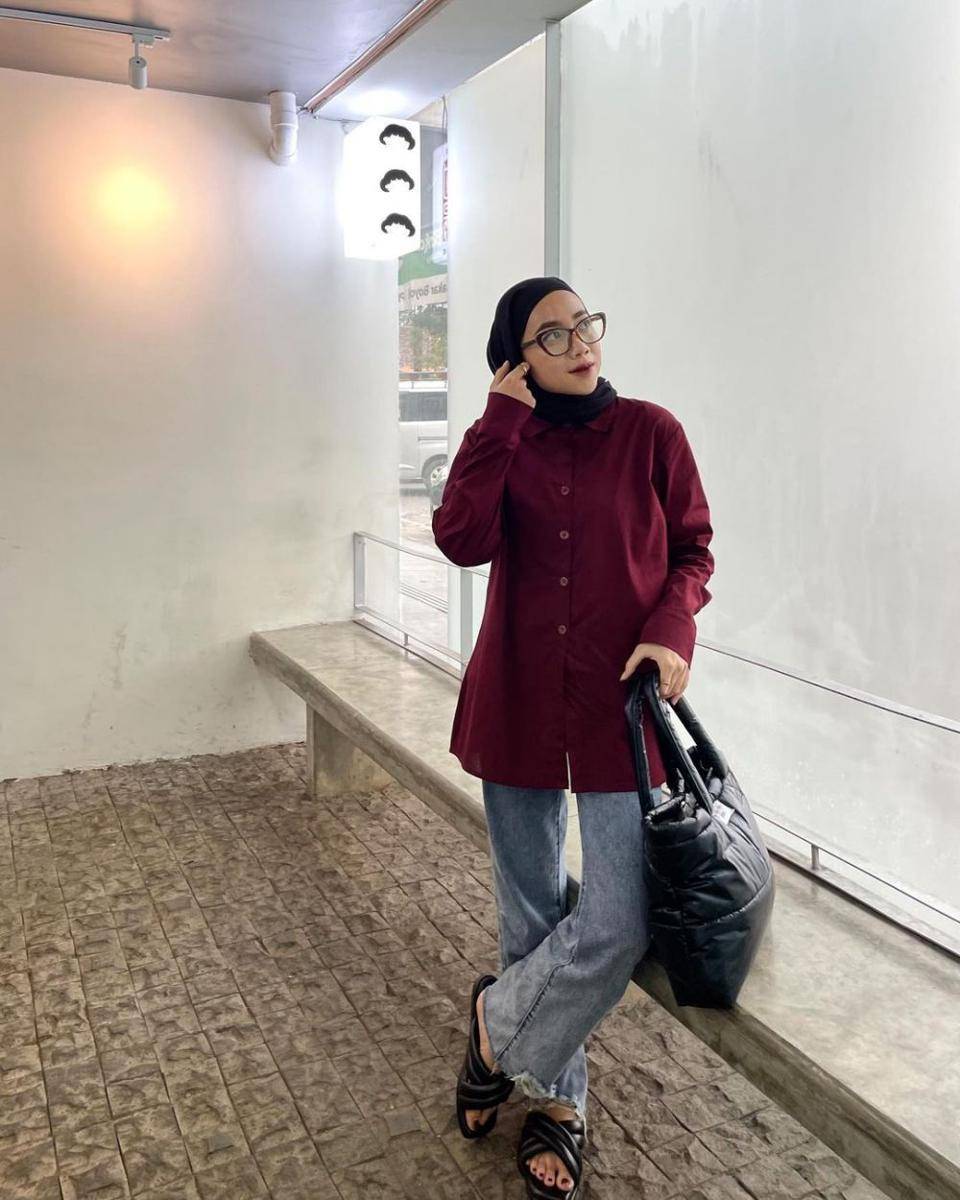 outfit dengan bawahan jeans ala Dela Ayu (instagram.com/delaaayuu)