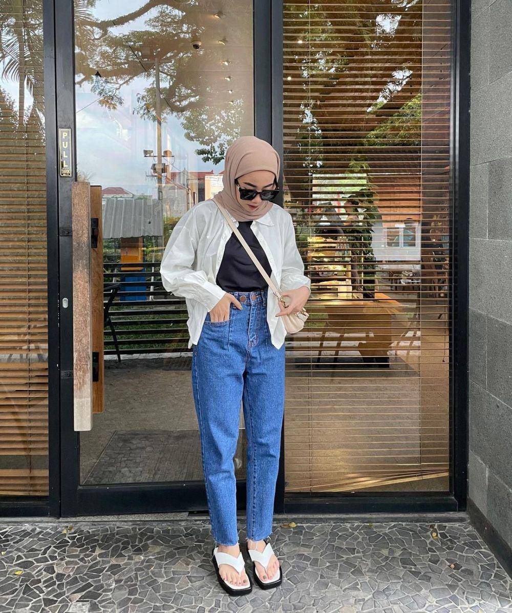 outfit dengan bawahan jeans ala Dela Ayu (instagram.com/delaaayuu)