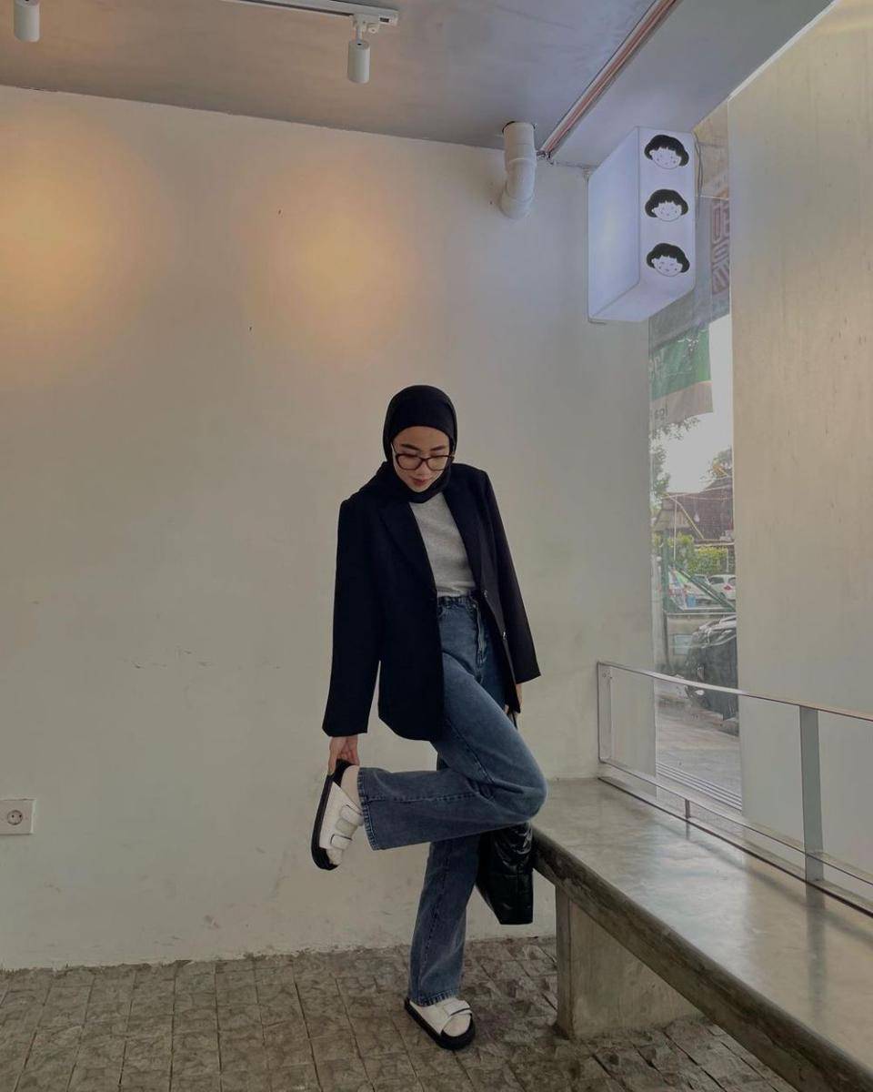 outfit dengan bawahan jeans ala Dela Ayu (instagram.com/delaaayuu)