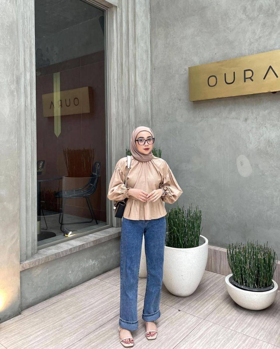 outfit dengan bawahan jeans ala Dela Ayu (instagram.com/delaaayuu)