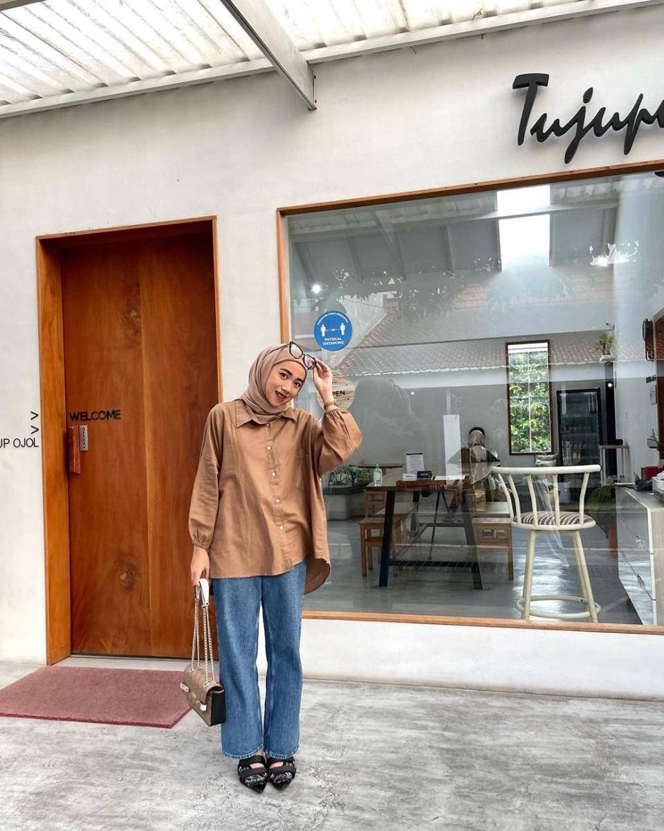 outfit dengan bawahan jeans ala Dela Ayu (instagram.com/delaaayuu)