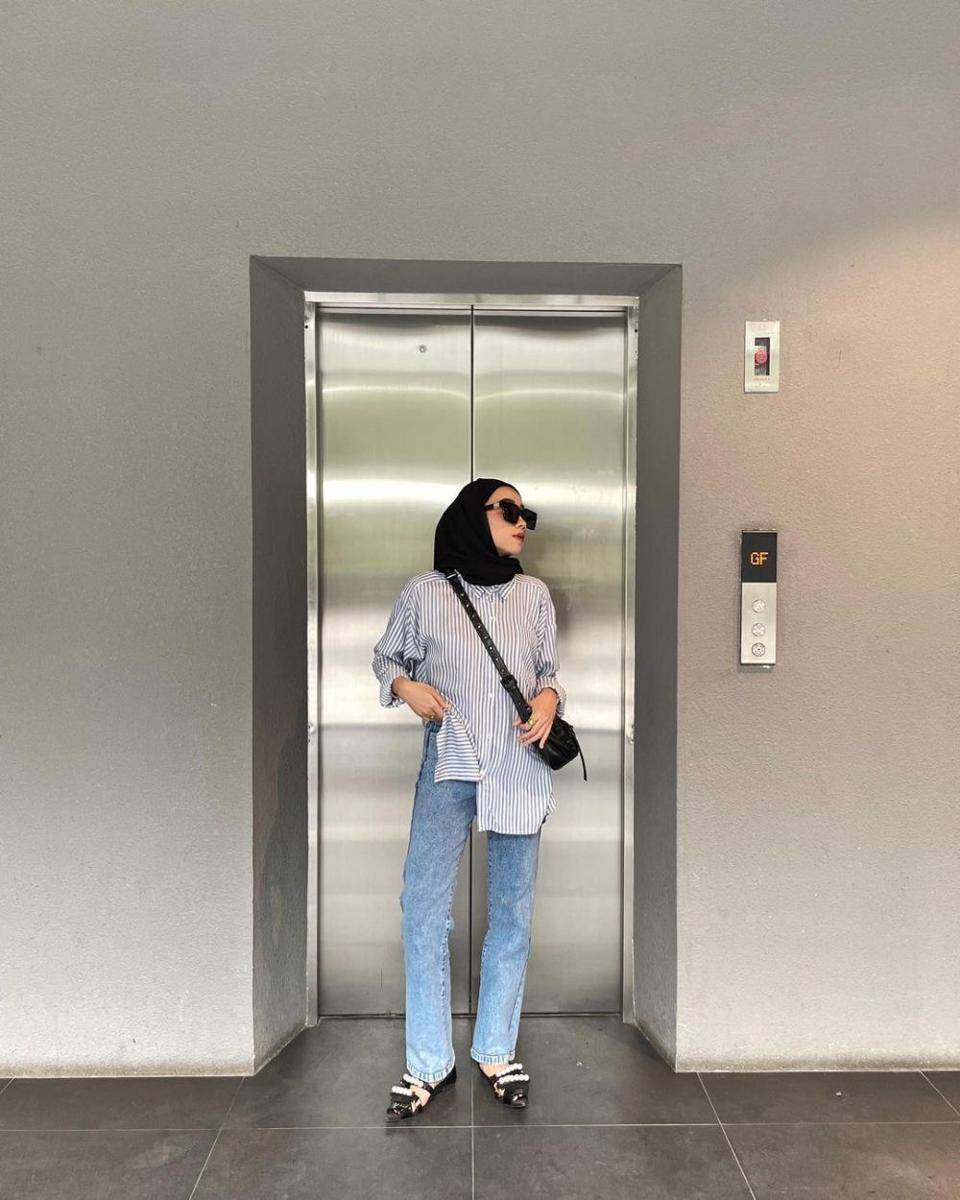 outfit dengan bawahan jeans ala Dela Ayu (instagram.com/delaaayuu)