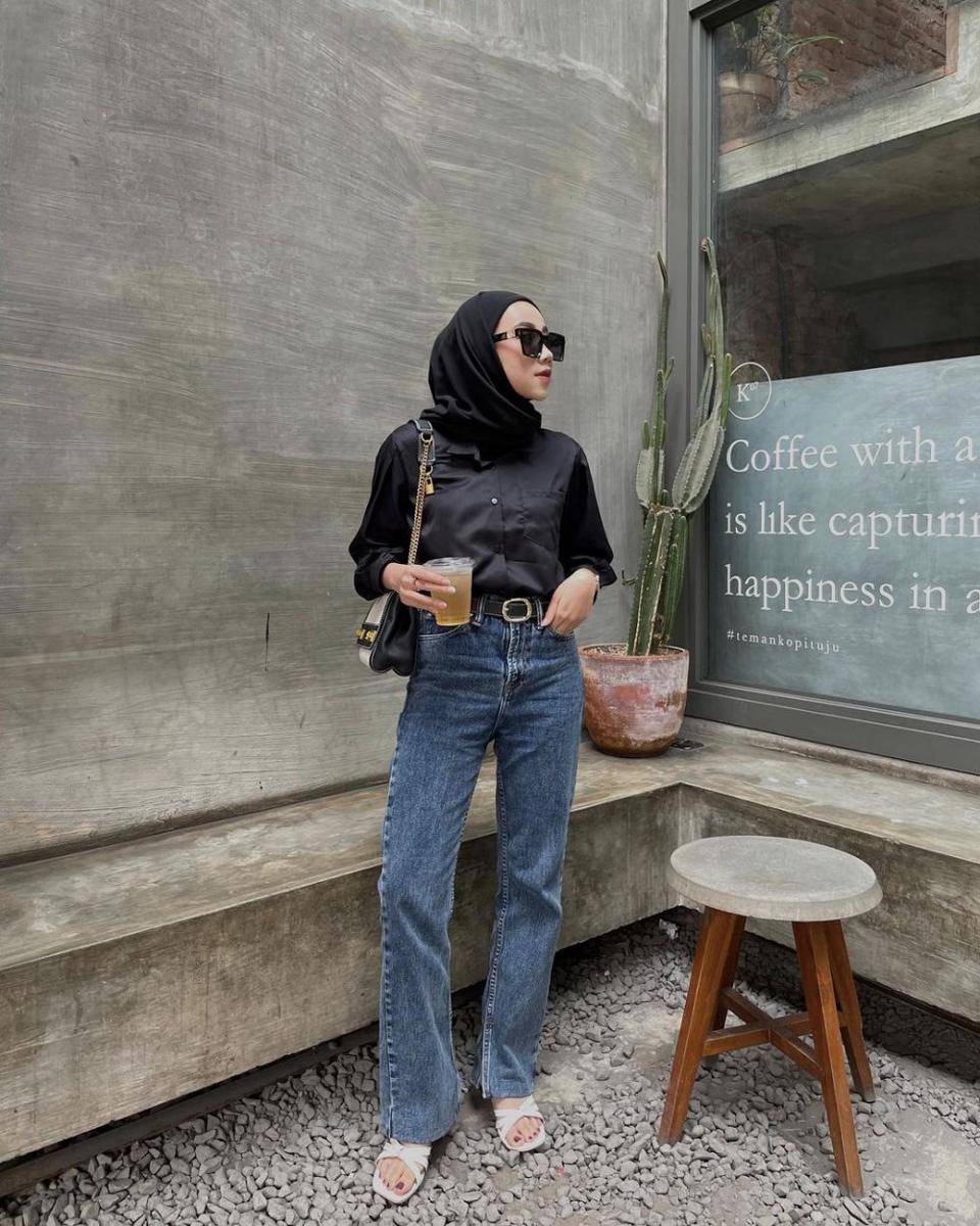 outfit dengan bawahan jeans ala Dela Ayu (instagram.com/delaaayuu)