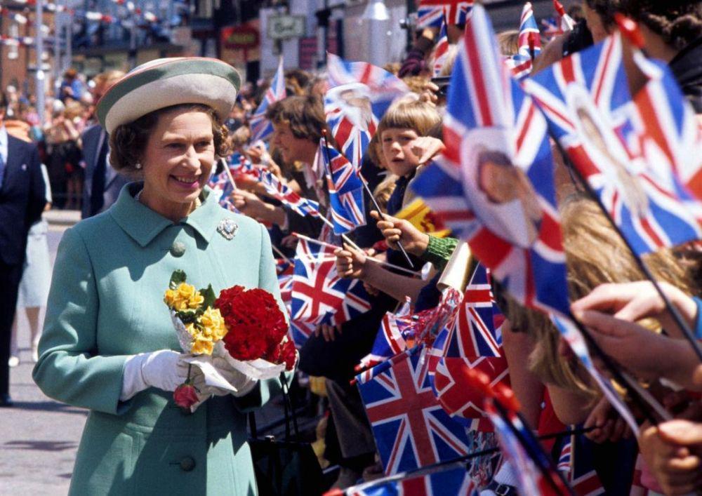Memahami Ratu Elizabeth Lewat 6 Episode Serial The Crown