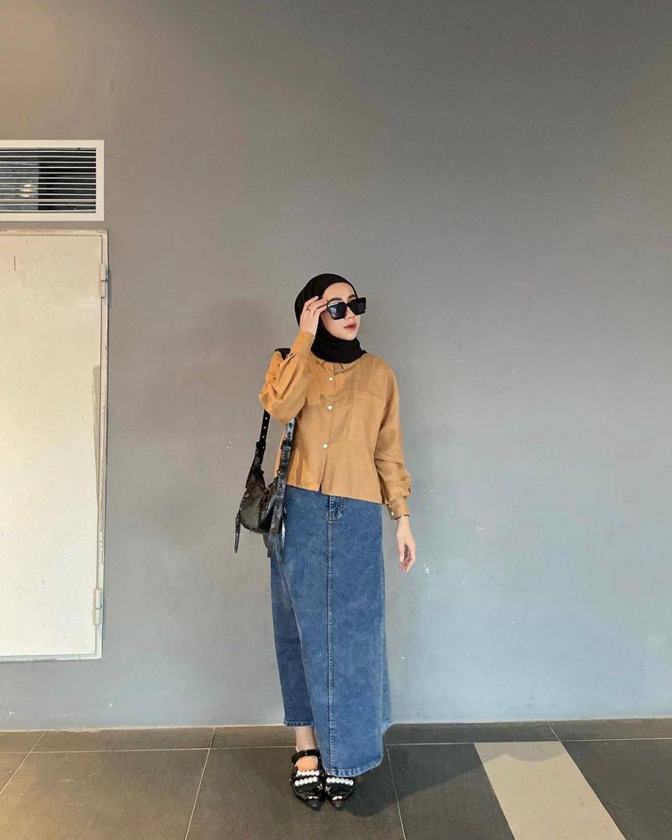 outfit dengan bawahan jeans ala Dela Ayu (instagram.com/delaaayuu)