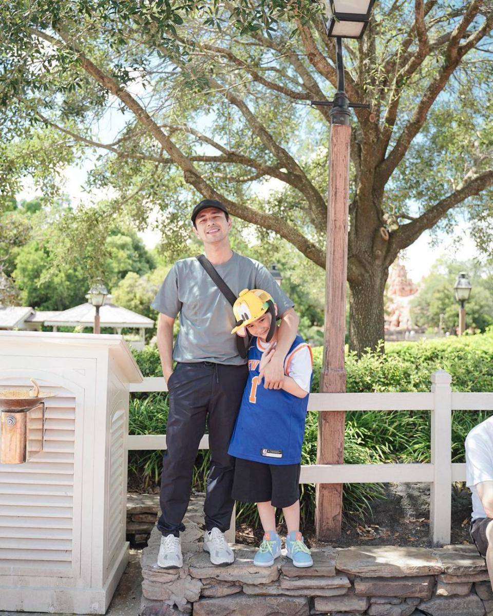 potret seru Raffi Ahmad sekeluarga berlibur ke Disneyland (instagram.com/raffinagita1717)