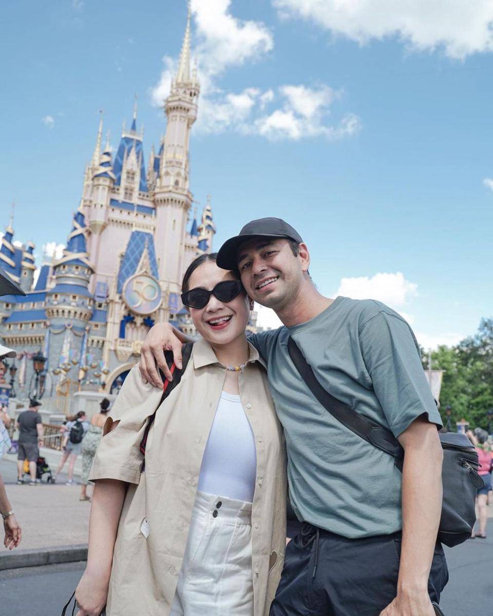 potret seru Raffi Ahmad sekeluarga berlibur ke Disneyland (instagram.com/raffinagita1717)
