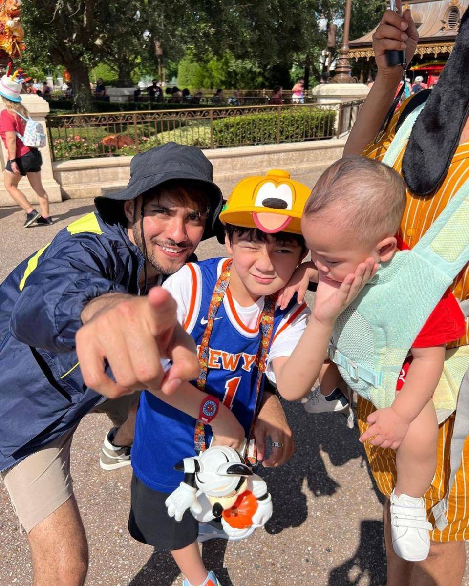 potret seru Raffi Ahmad sekeluarga berlibur ke Disneyland (instagram.com/raffinagita1717)
