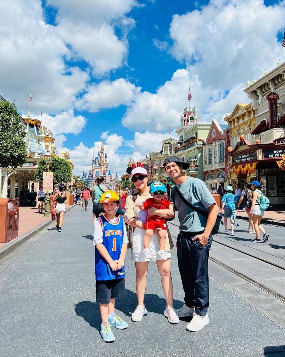 potret seru Raffi Ahmad sekeluarga berlibur ke Disneyland (instagram.com/raffinagita1717)