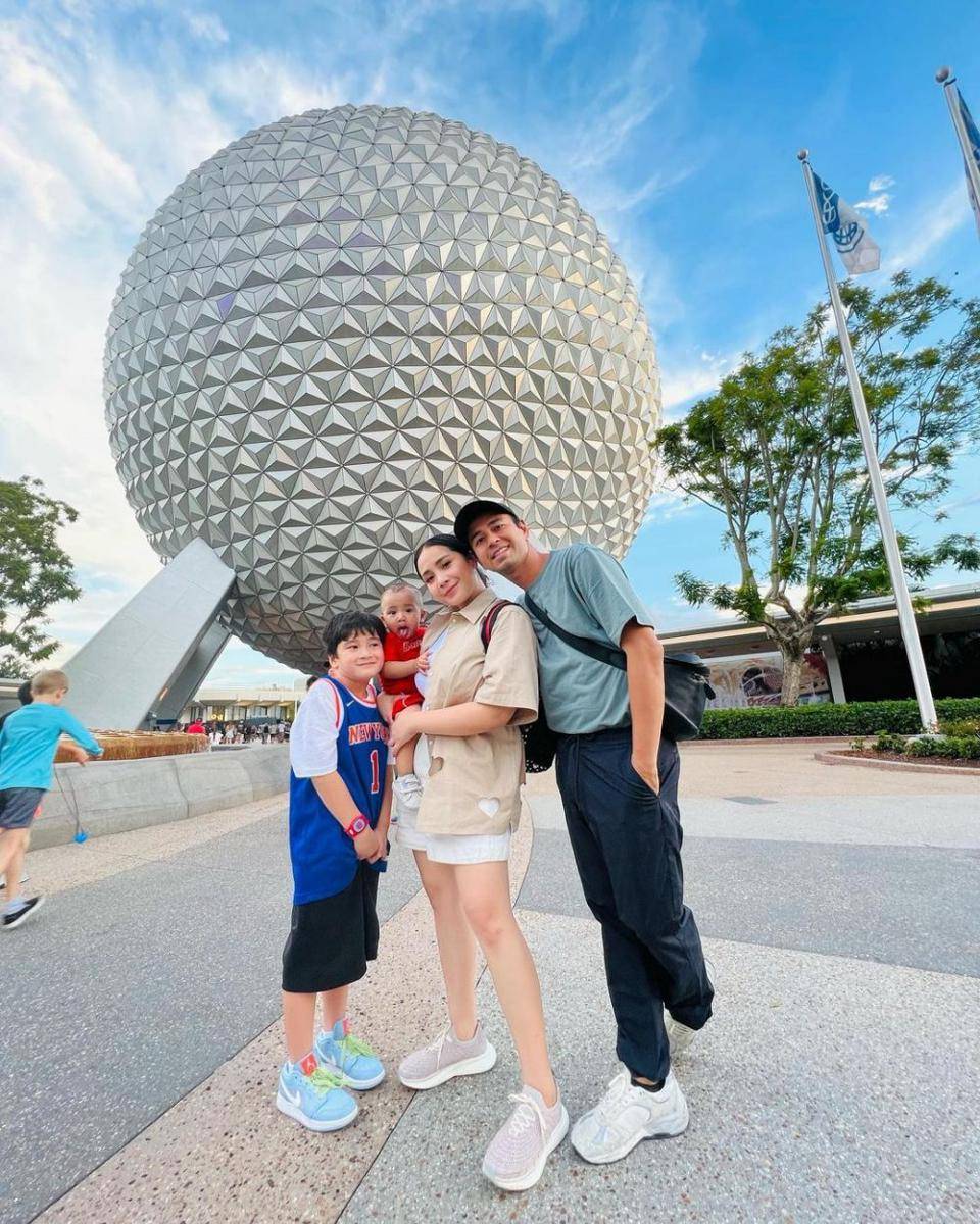potret seru Raffi Ahmad sekeluarga berlibur ke Disneyland (instagram.com/raffinagita1717)