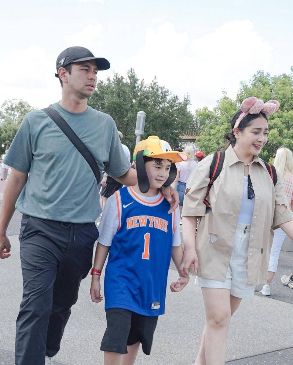 potret seru Raffi Ahmad sekeluarga berlibur ke Disneyland (instagram.com/raffinagita1717)