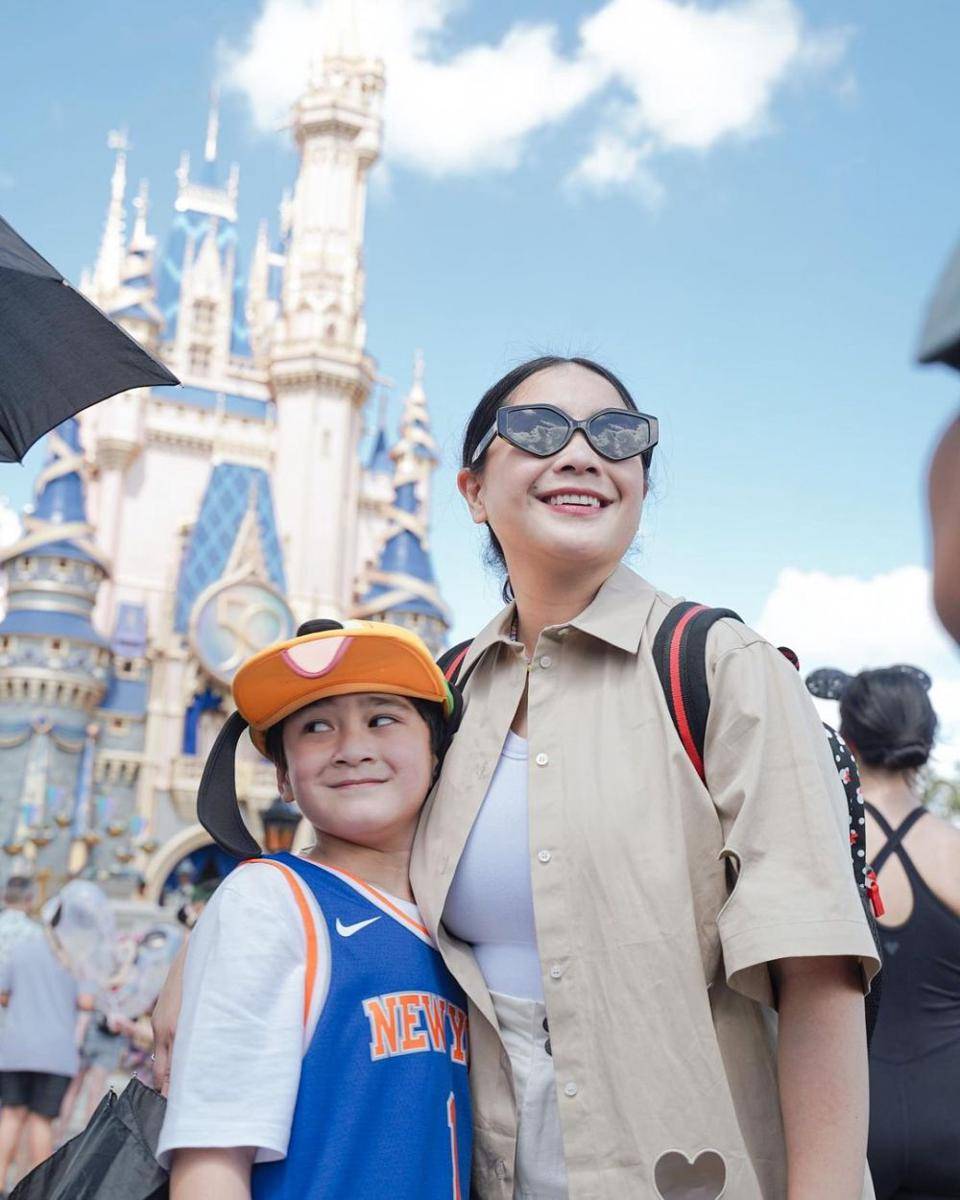 potret seru Raffi Ahmad sekeluarga berlibur ke Disneyland (instagram.com/raffinagita1717)