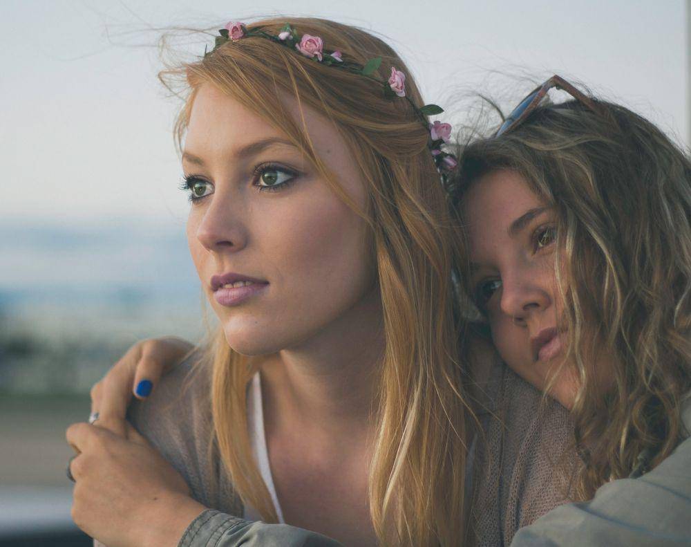 ilustrasi pasangan lesbian (unsplash.com/Abo Ngalonkulu)