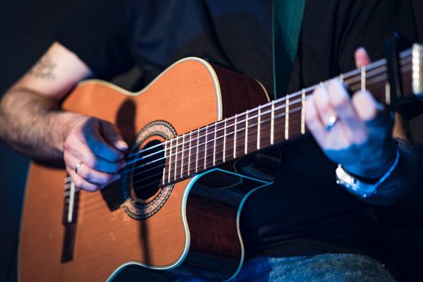 ilustrasi laki-laki bermain gitar (unsplash.com/adigold1)