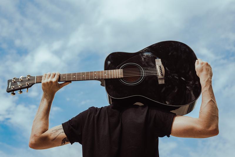 Sejarah Gitar di Dunia dan Indonesia, Popularitasnya Pasang Surut!