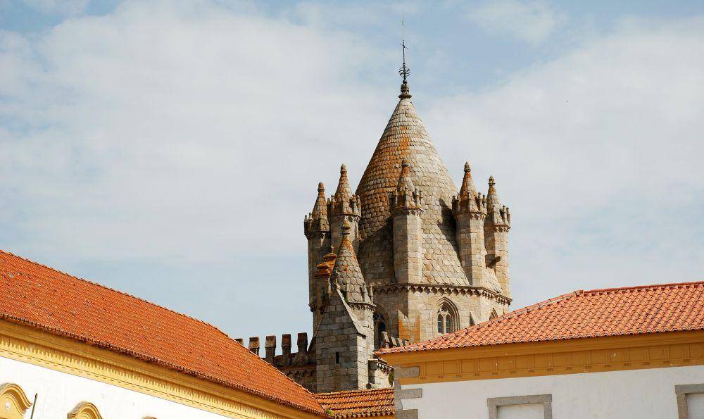 Sebuah menara bangunan bersejarah di Evora Portugal (pixabay.com/Zigor Agirrezabala Vitoria)