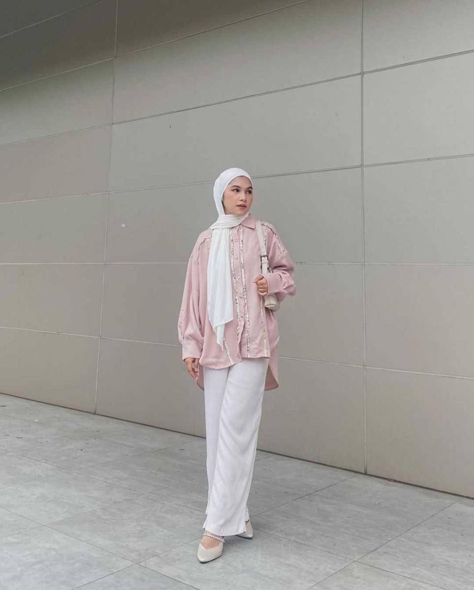 OOTD dengan celana putih (Instagram.com/khairyazahra)