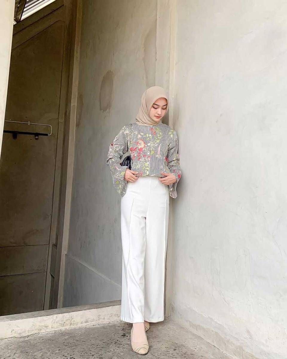 OOTD dengan celana putih (Instagram.com/aaghniya_)