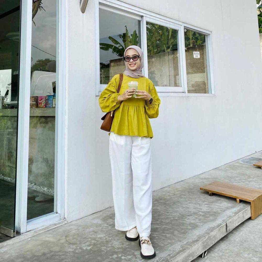 OOTD dengan celana putih (Insragram.com/ayufuziyantii)